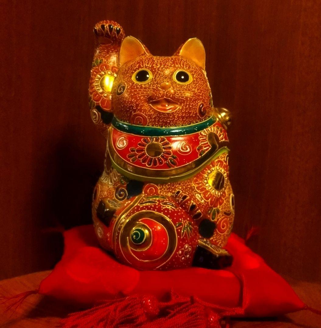 九谷焼 招き猫 赤盛６号 打ち出の小槌 右手上げ 座布団付き