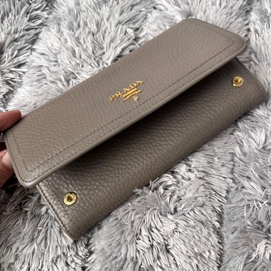 良品✨PRADA 長財布　メタルロゴ　長財布　シボレザー　グレージュ