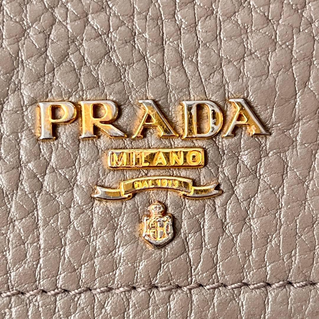 良品✨PRADA 長財布　メタルロゴ　長財布　シボレザー　グレージュ