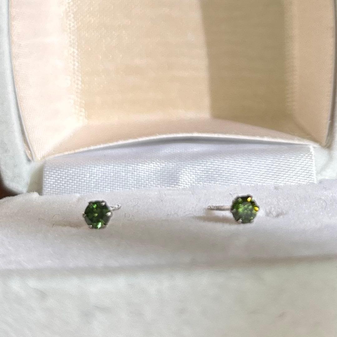 【レア】グリーンダイヤモンドピアスpt900ポスト0.22カラット