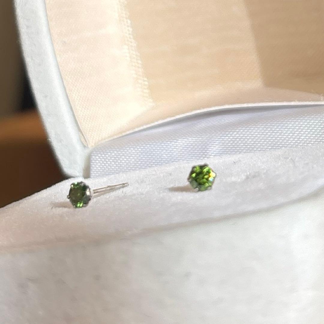 【レア】グリーンダイヤモンドピアスpt900ポスト0.22カラット