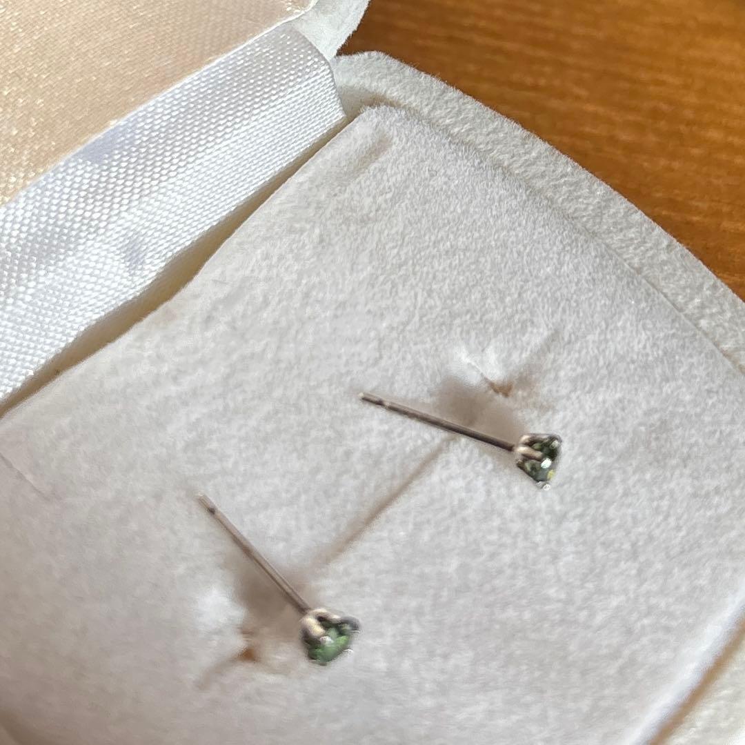 【レア】グリーンダイヤモンドピアスpt900ポスト0.22カラット