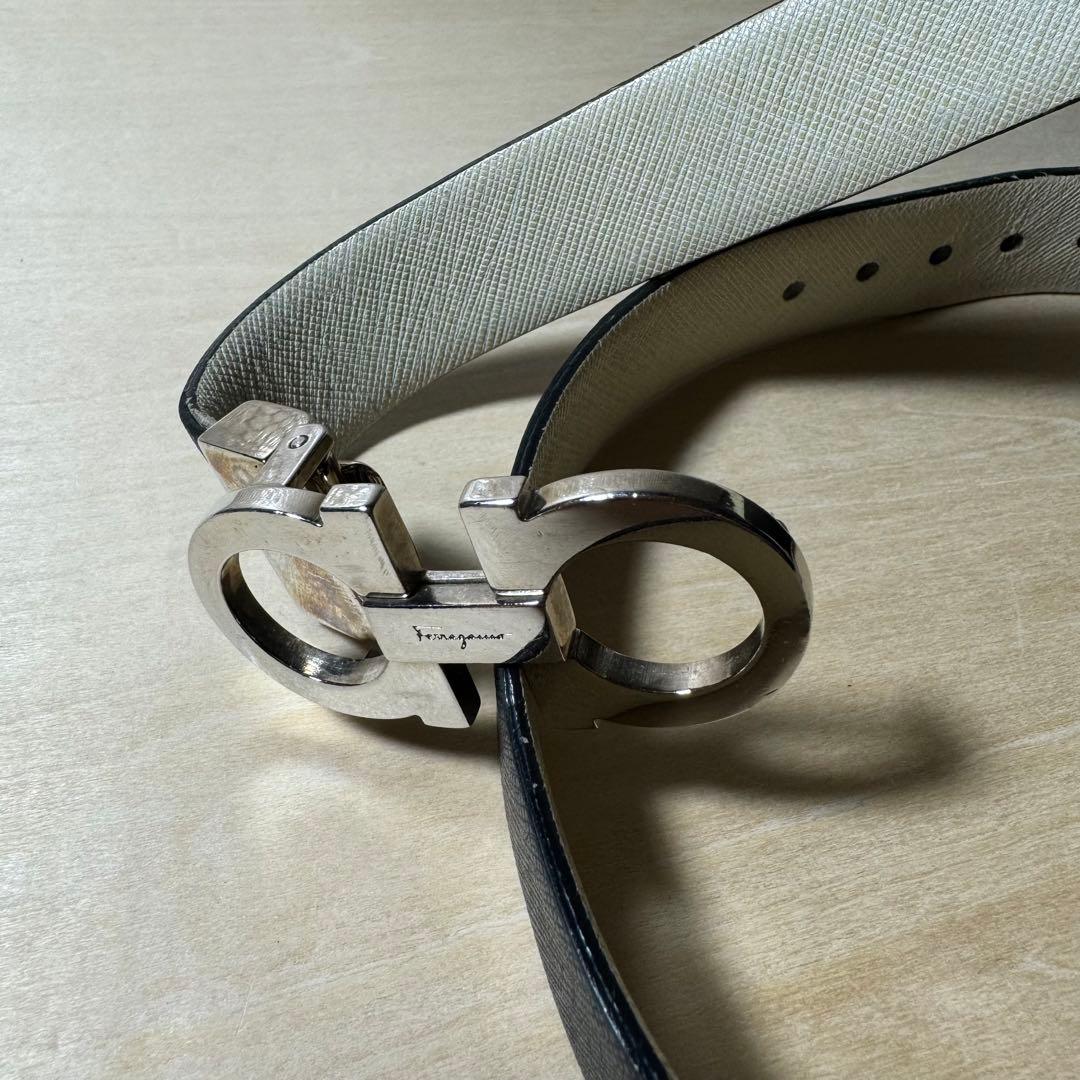 フェラガモ　リバーシブルレザーベルト　ブラック/アイボリー