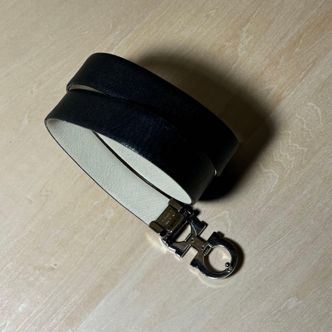 フェラガモ　リバーシブルレザーベルト　ブラック/アイボリー