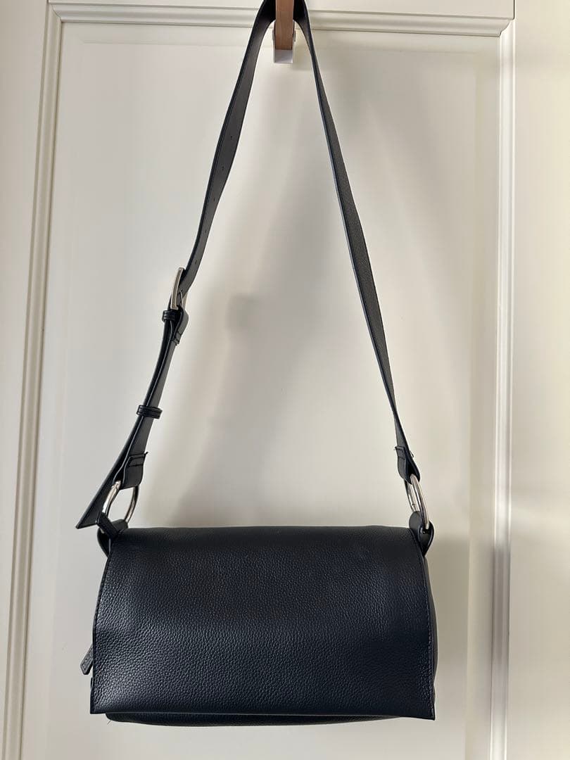 ビアズリー レザーボディバッグ レザーリング ブラック BEARDSLEY