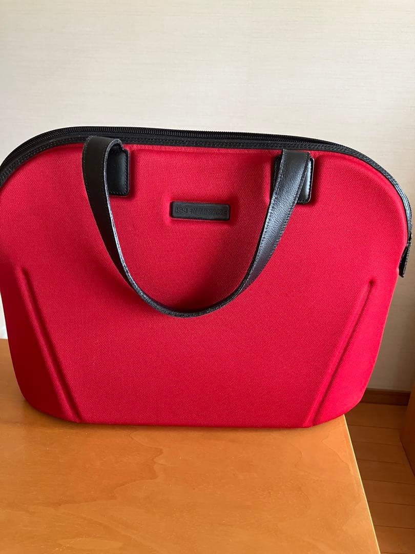 ISSEY MIYAKE 赤 ビジネスバッグ