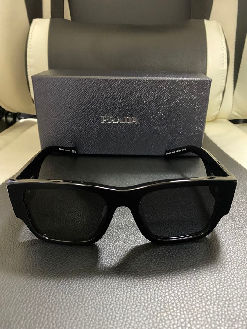 PRADA プラダ　トライアングルロゴサングラス