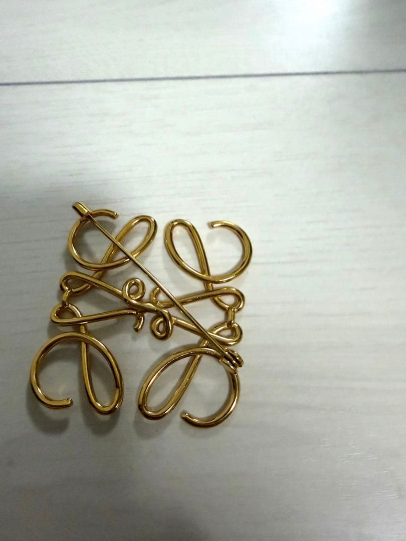 LOEWE アナグラム ブローチ