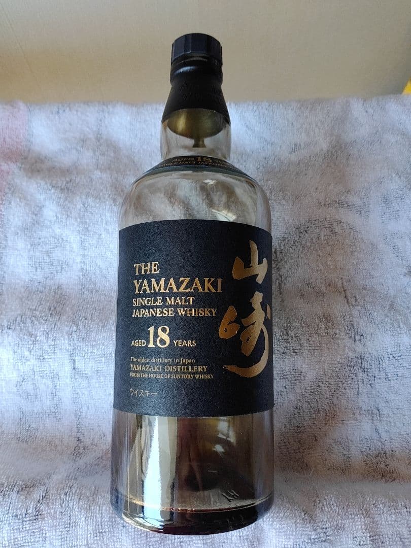 山崎18年と響21年の未洗浄の空瓶2本セット箱付です。