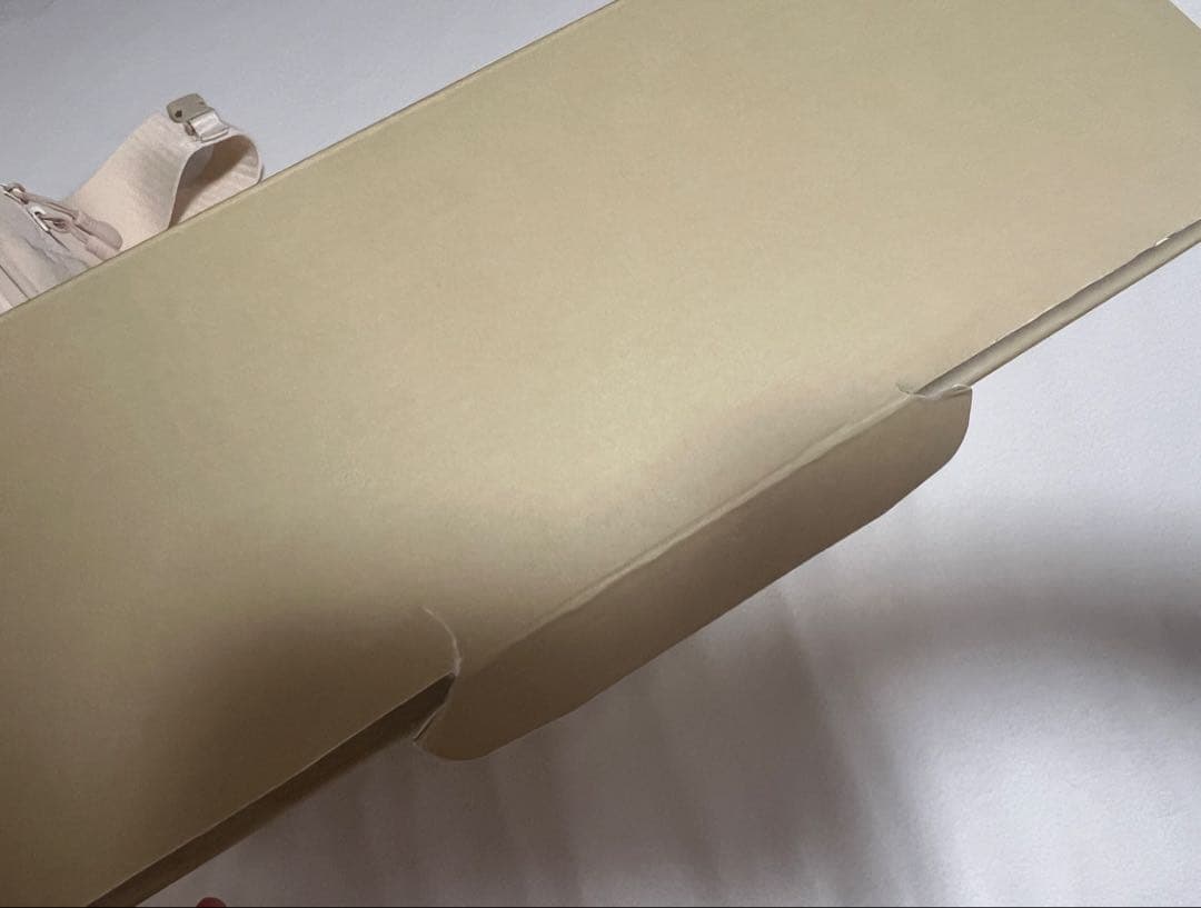 POMULU ベージュ ボディバッグ