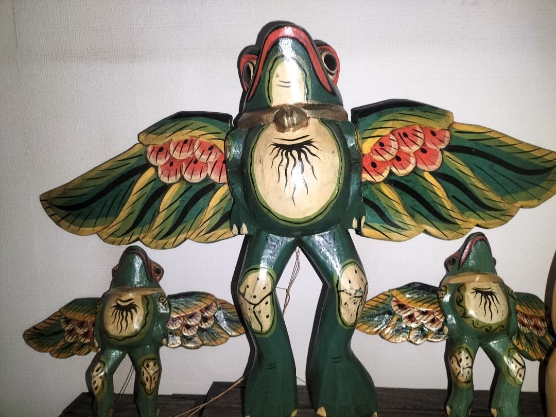 空飛ぶカエル木製の彫刻 3体セット