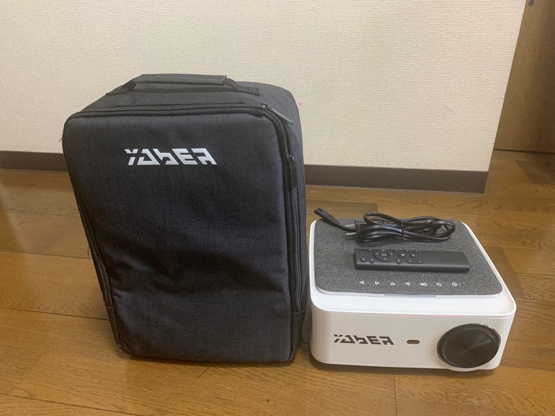 YABER プロジェクター 本体と付属品