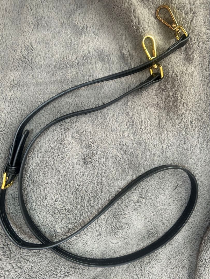 miu miu ブラックレザーショルダーバッグ