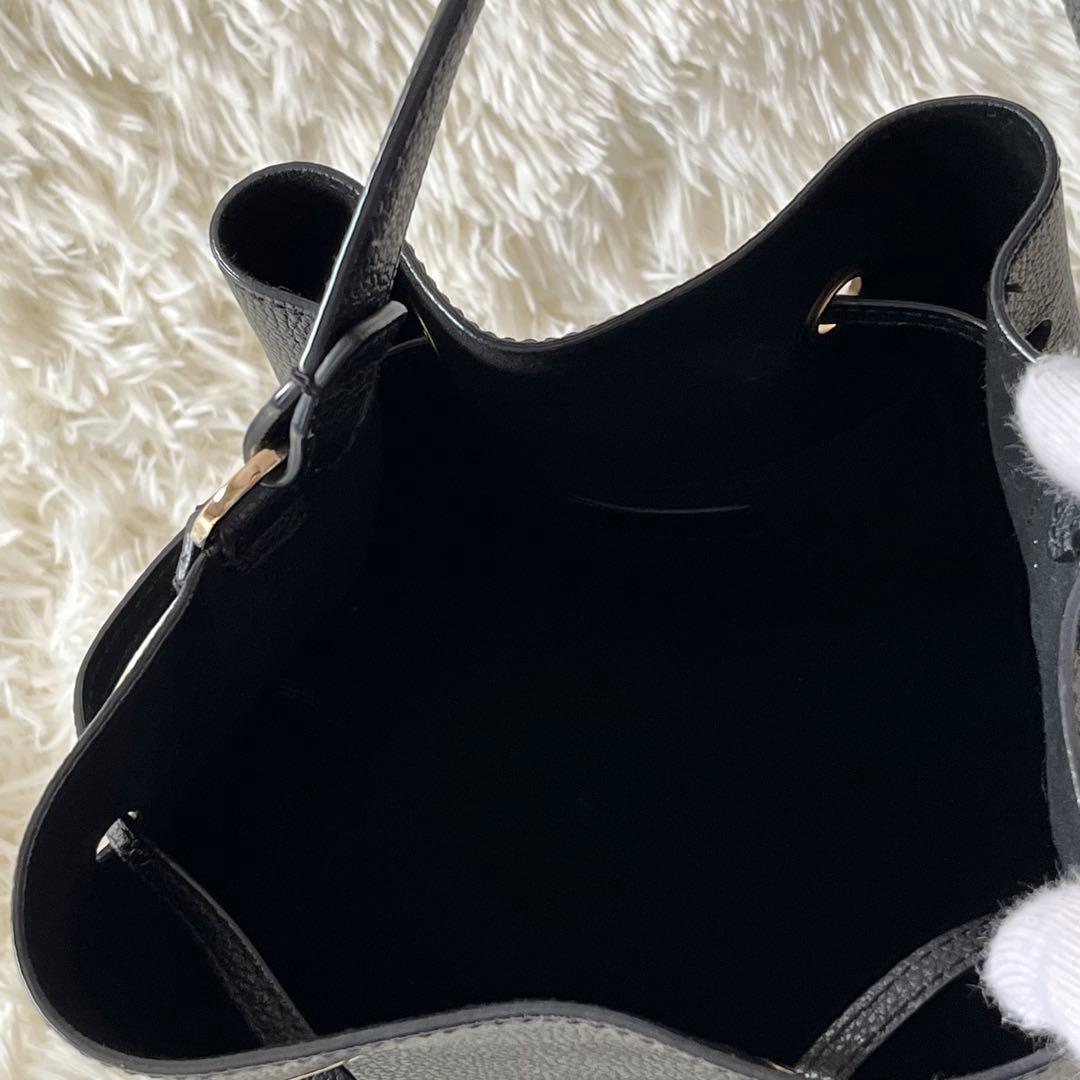 未使用級✨フルラ コスタンザ 巾着バッグ ショルダーストラップ付き レザー 黒