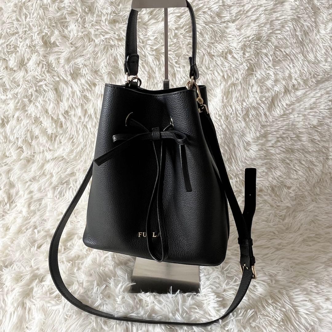 未使用級✨フルラ コスタンザ 巾着バッグ ショルダーストラップ付き レザー 黒