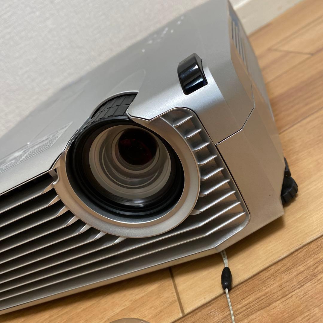 送料込プラスビジョン 短焦点ズーム機能搭載 3000lm DLP式プロジェクター