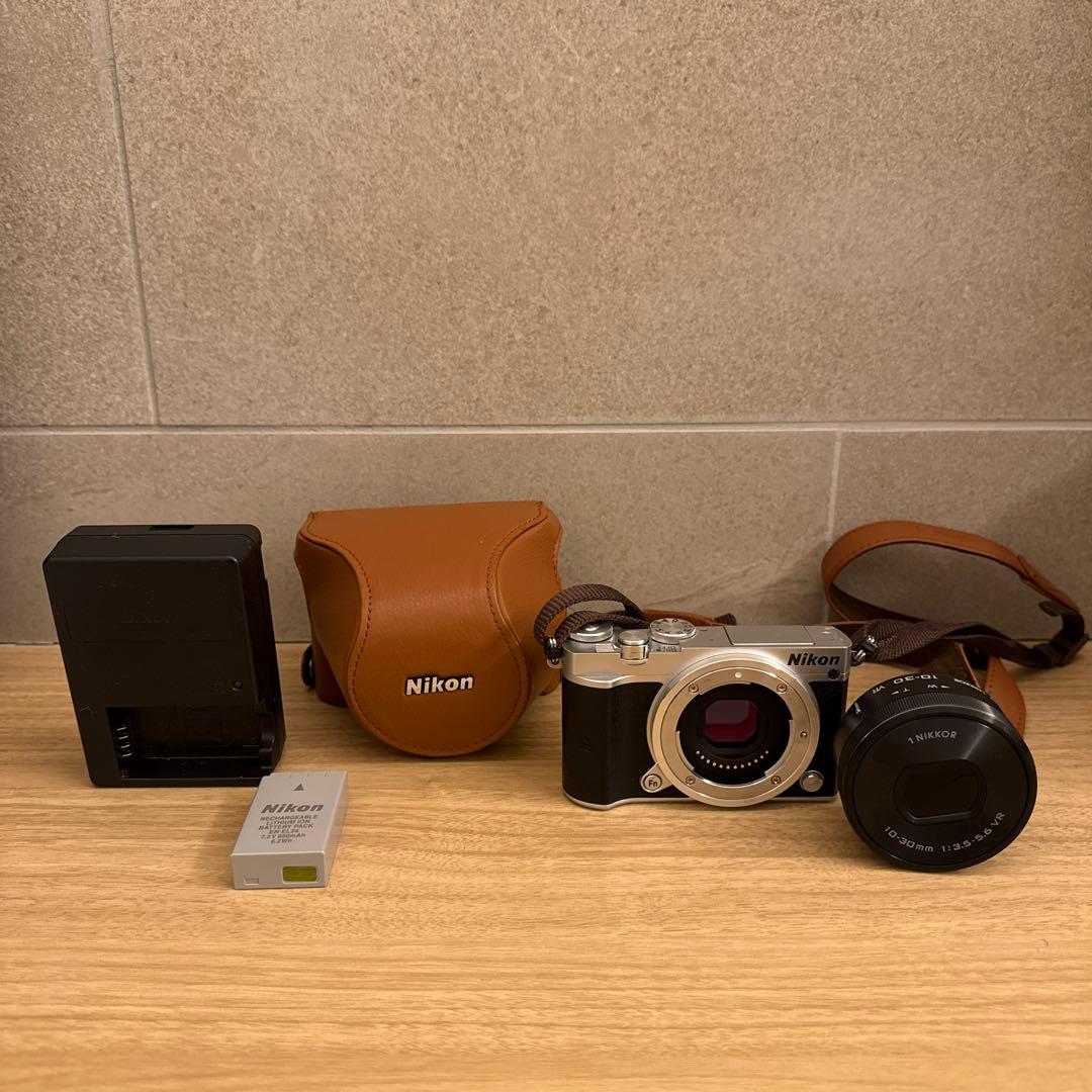 Nikon 1 J5ミラーレス一眼カメラ 本体　標準レンズ　ケースセット