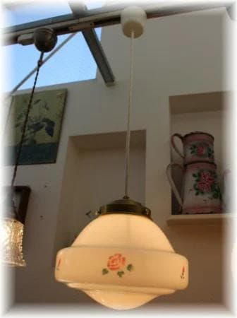 マニーローズ柄 ホワイトガラス ペンダントライトホワイトコード日本製灯具と電球付