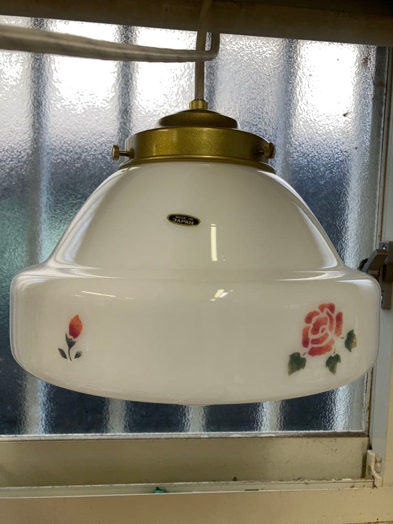 マニーローズ柄 ホワイトガラス ペンダントライトホワイトコード日本製灯具と電球付