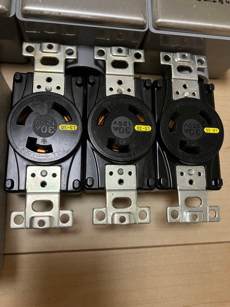 アメリカン電機 引掛形埋込コンセント接地2P30A250V 3320-L6