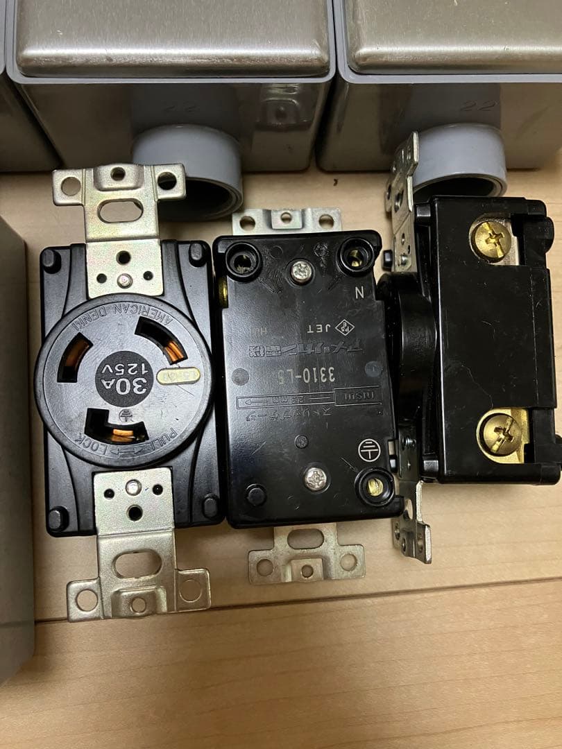 アメリカン電機 引掛形埋込コンセント接地2P30A250V 3320-L6