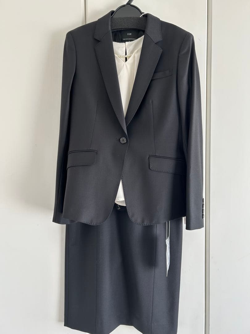 ダークグレー レディーススカートスーツ上下　23区 新品　36号