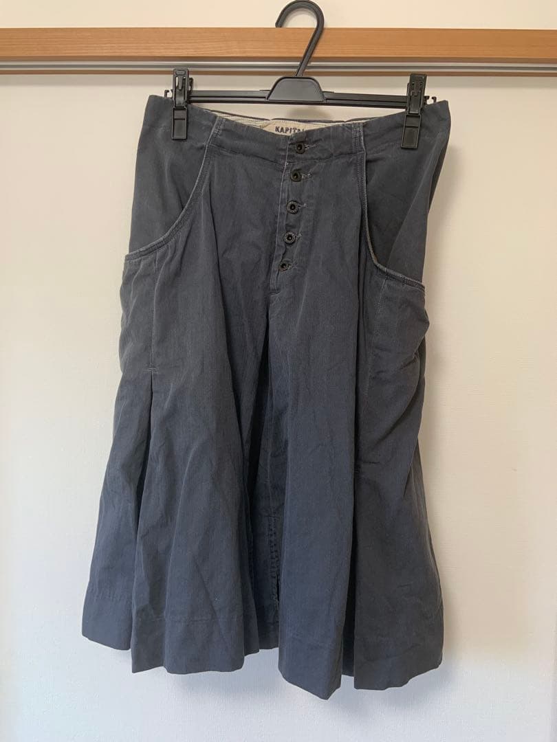 キャピタル kapital グレー ボタンフロント プリーツ ショートパンツ