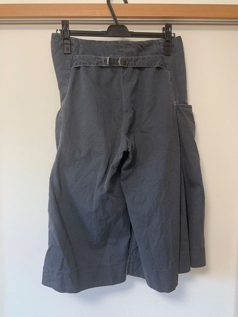 キャピタル kapital グレー ボタンフロント プリーツ ショートパンツ