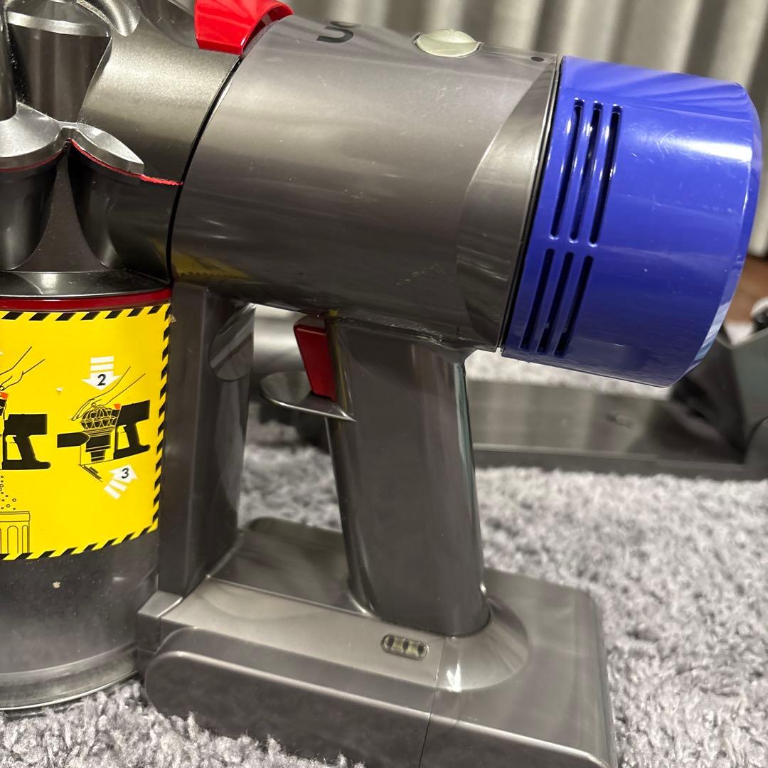 Dyson v8 fluffy+ 本体 各種アタッチメント付き
