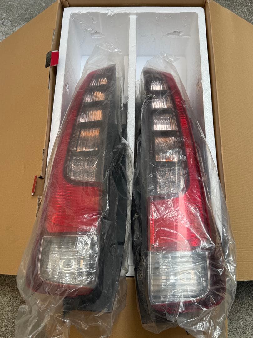 トヨタ ノア ヴォクシー 80系 前期 純正テールランプ 左右セット