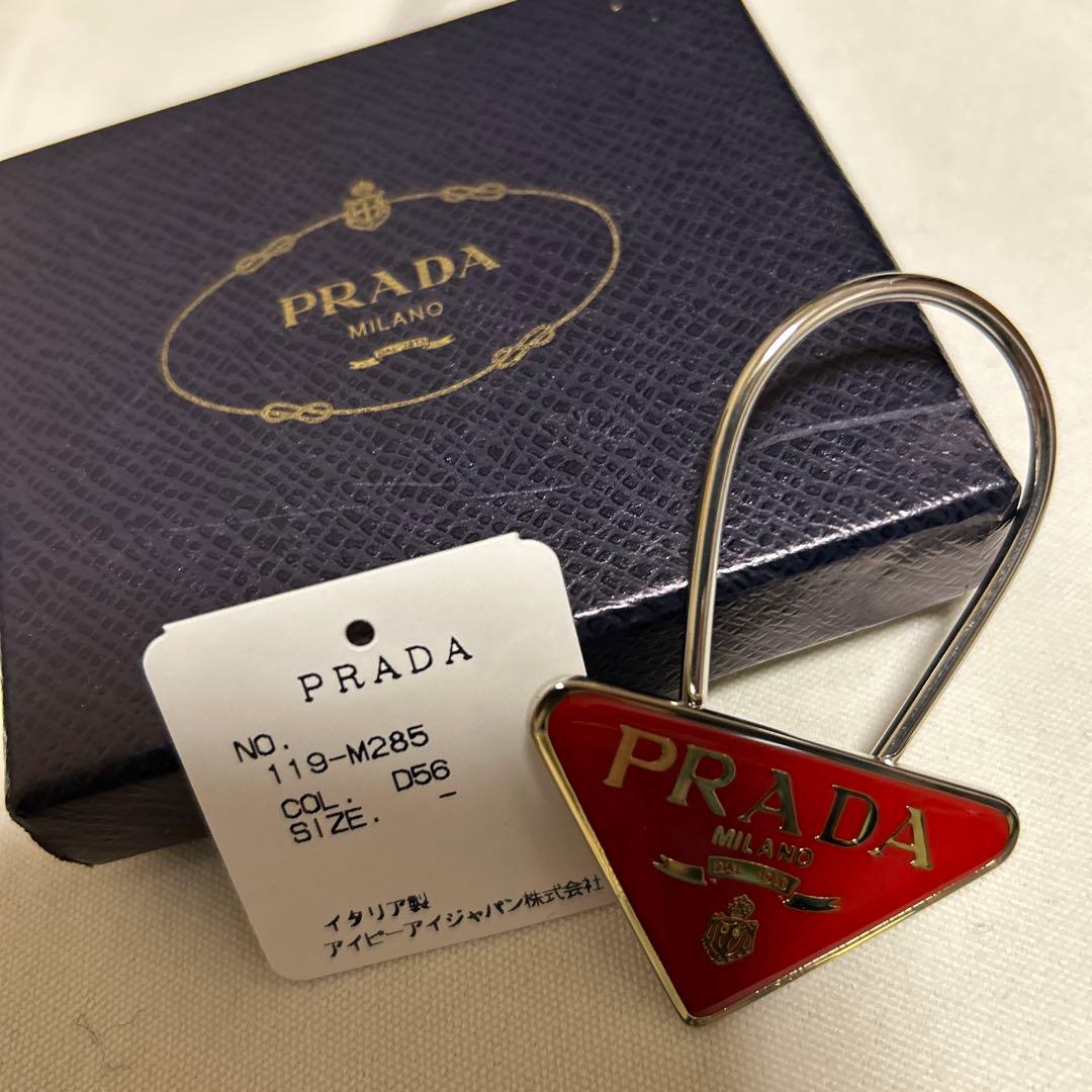 新品　PRADA トライアングルチャーム レッド D50 キーホルダー