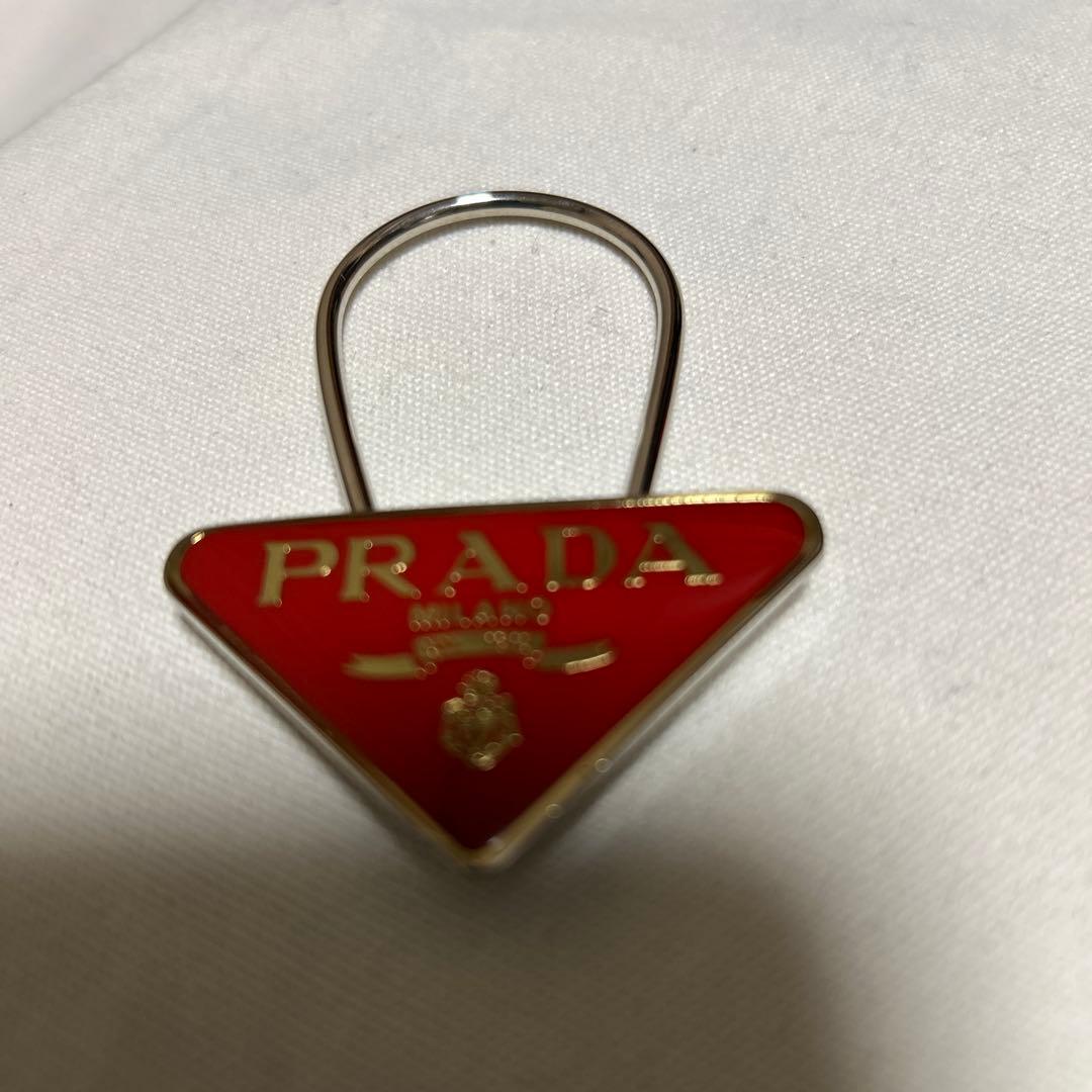 新品　PRADA トライアングルチャーム レッド D50 キーホルダー