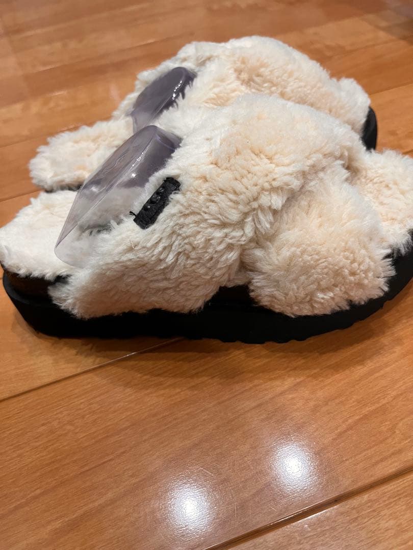 新品★UGG【FUZZ SUGAR CROSS SLIDE】ファーサンダル２２㎝