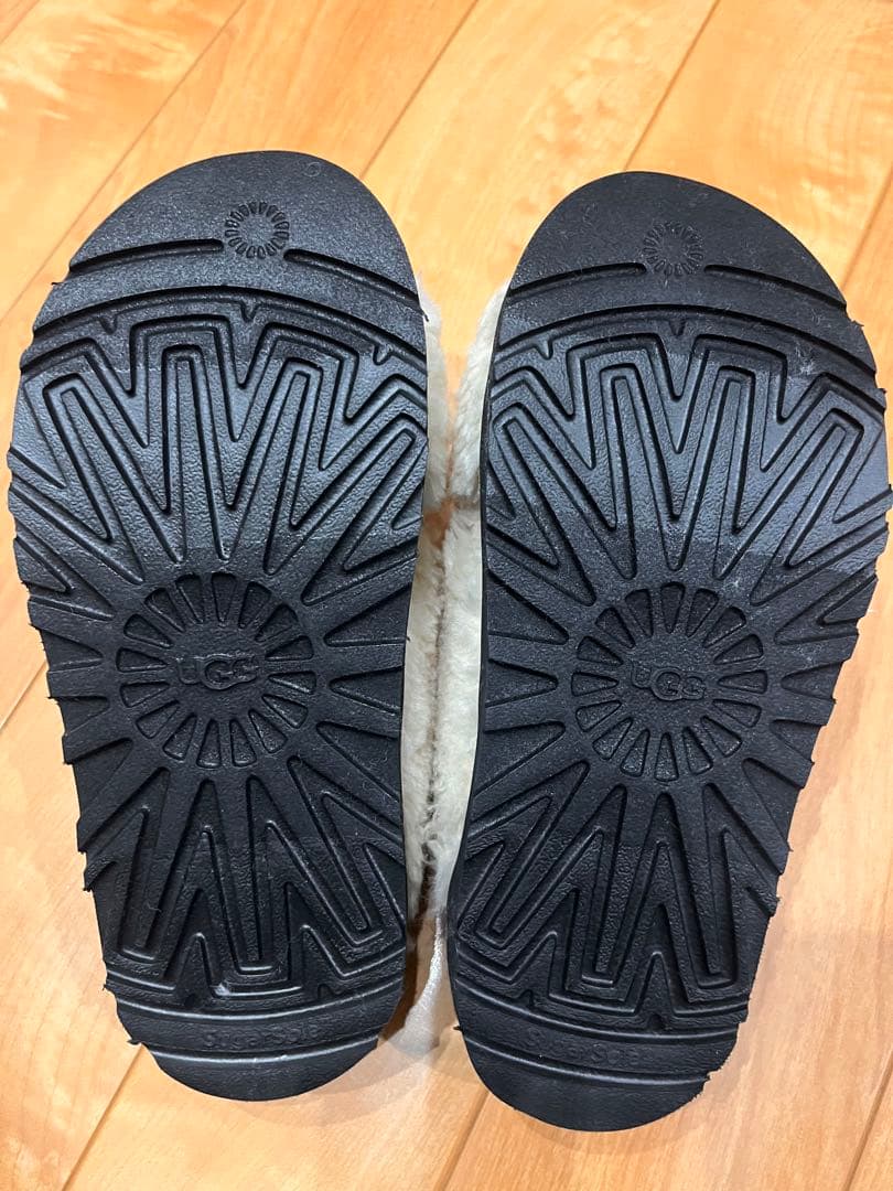 新品★UGG【FUZZ SUGAR CROSS SLIDE】ファーサンダル２２㎝