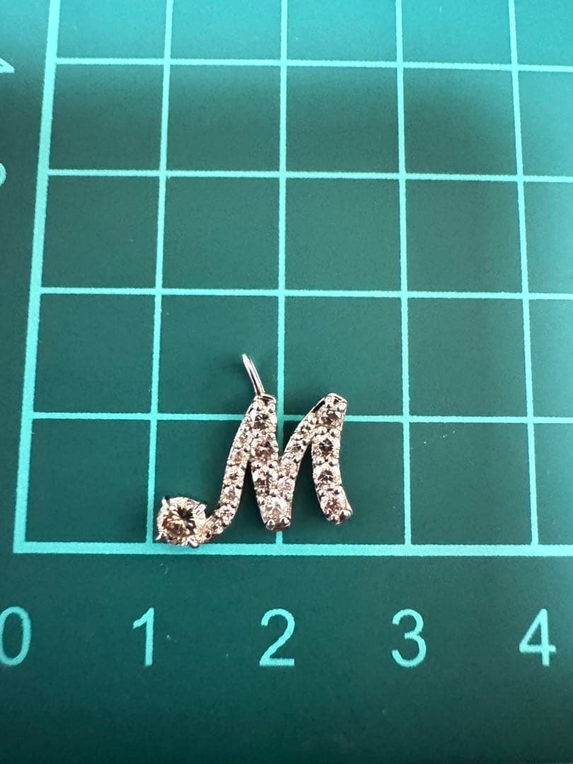 イニシャルM字型ダイヤモンドpt900ネックレストップ