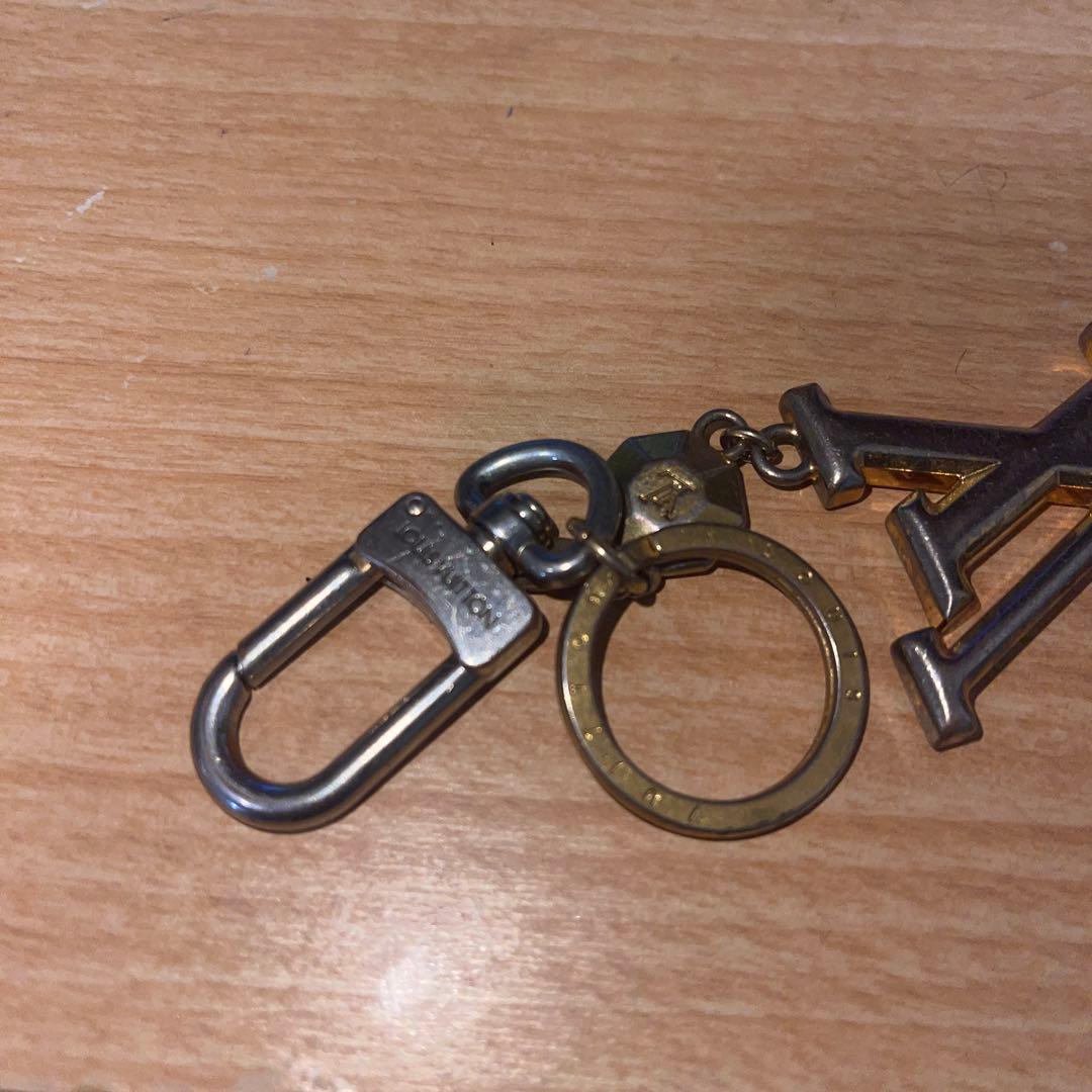 ルイヴィトン ポルトクレ LV ファセット ロゴ チャーム