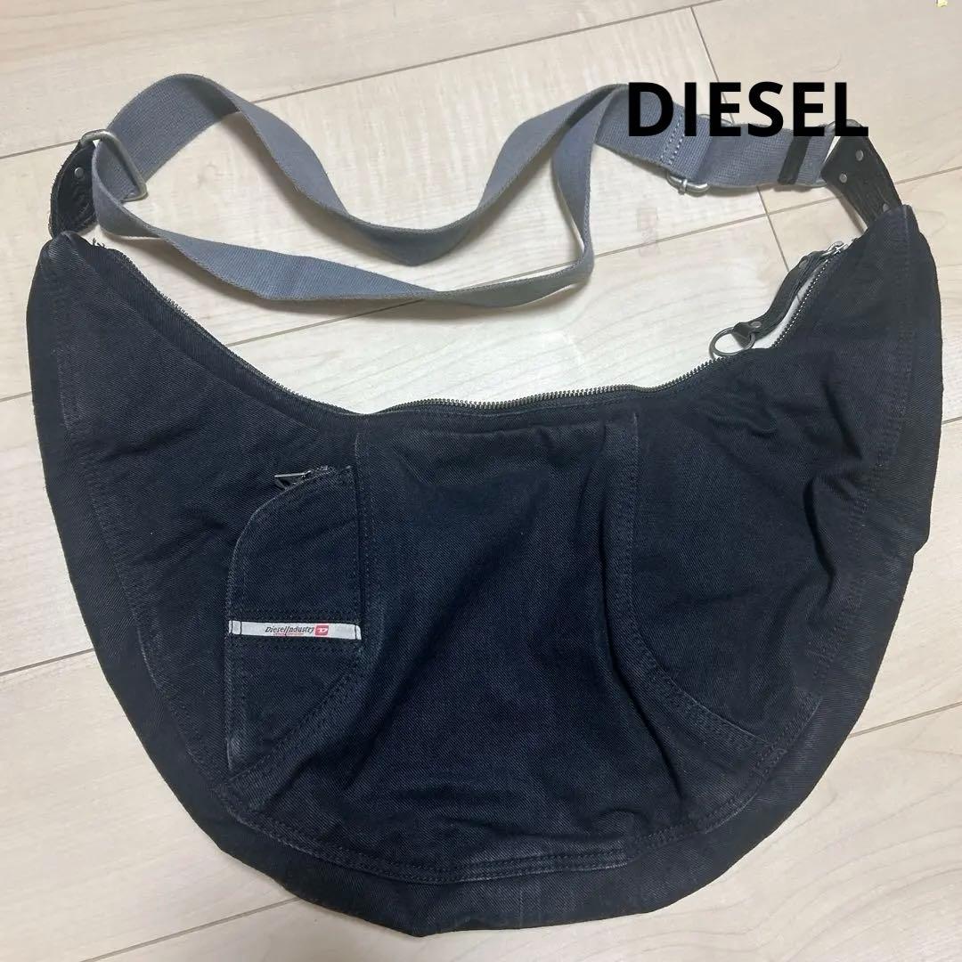 Diesel ブラック バナナショルダーバッグ 三日月