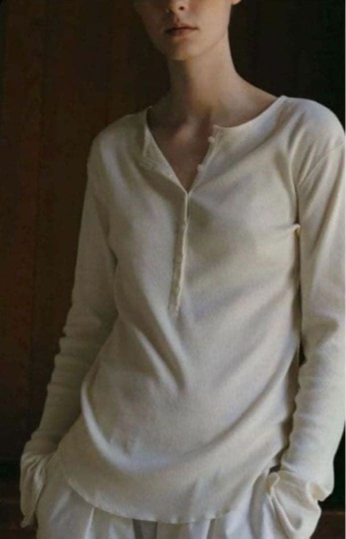 ETRE TOKYO オーコットテレコヘンリーネックトップス