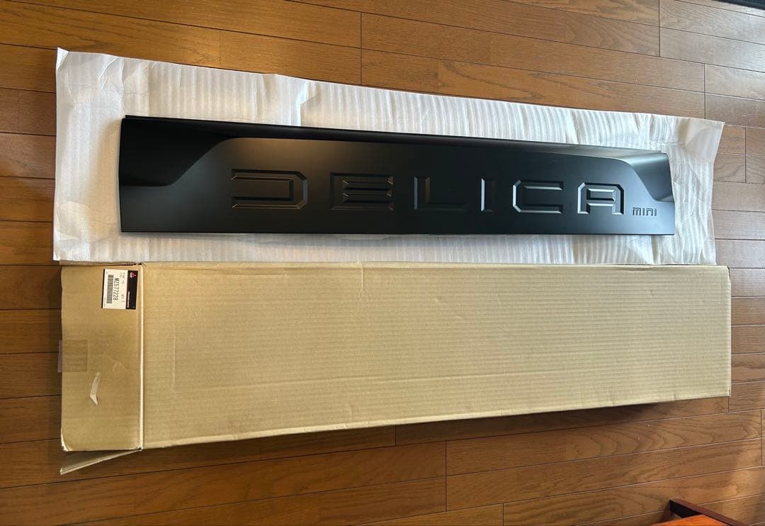 超新型デリカミニ純正テールゲートガーニッシュMZ577228（マットブラック）