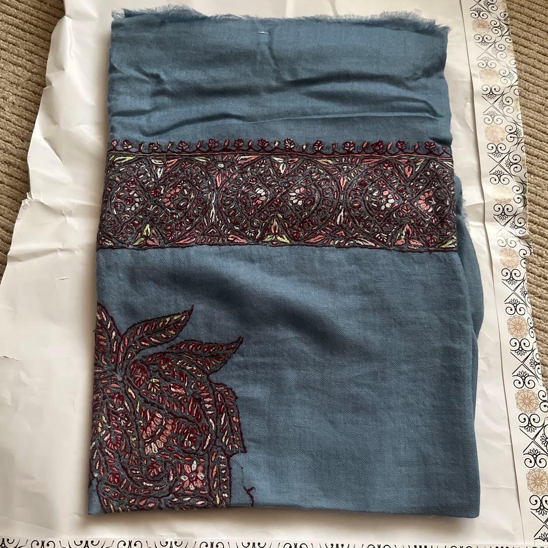 カシミア　花柄刺繍 ストール 青色 フリンジ付き
