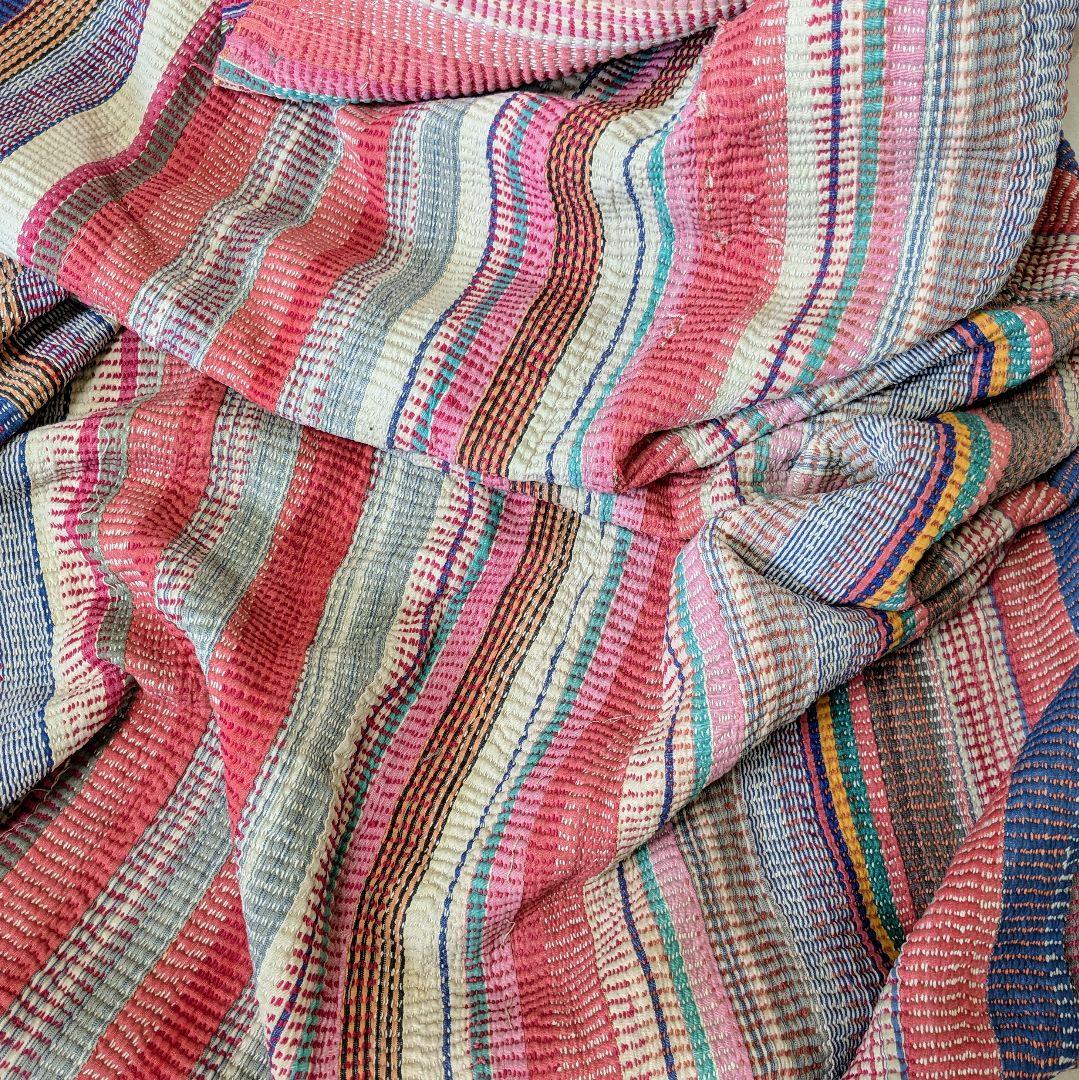 ピンクが映えるストライプ柄のヴィンテージラリーキルト　刺し子　刺繍布　エスニック