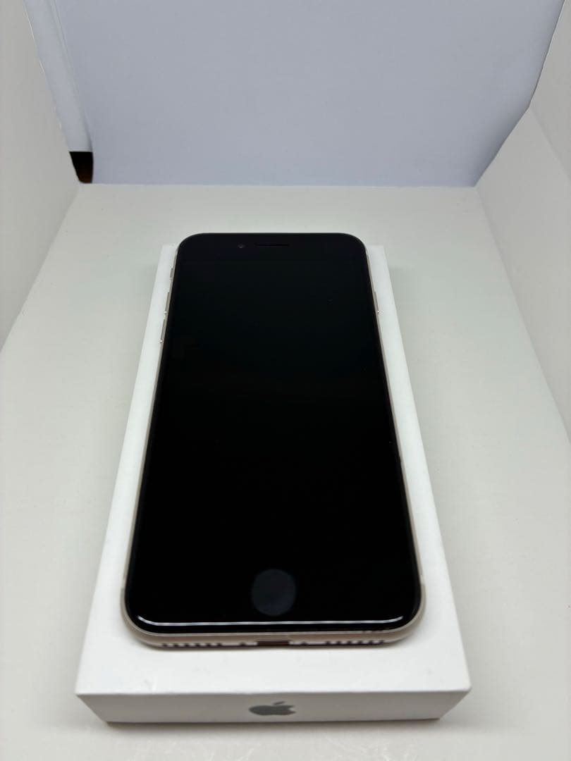 【極美品】iPhone SE3 64G スターライト　SIMフリー　新品バッテリ