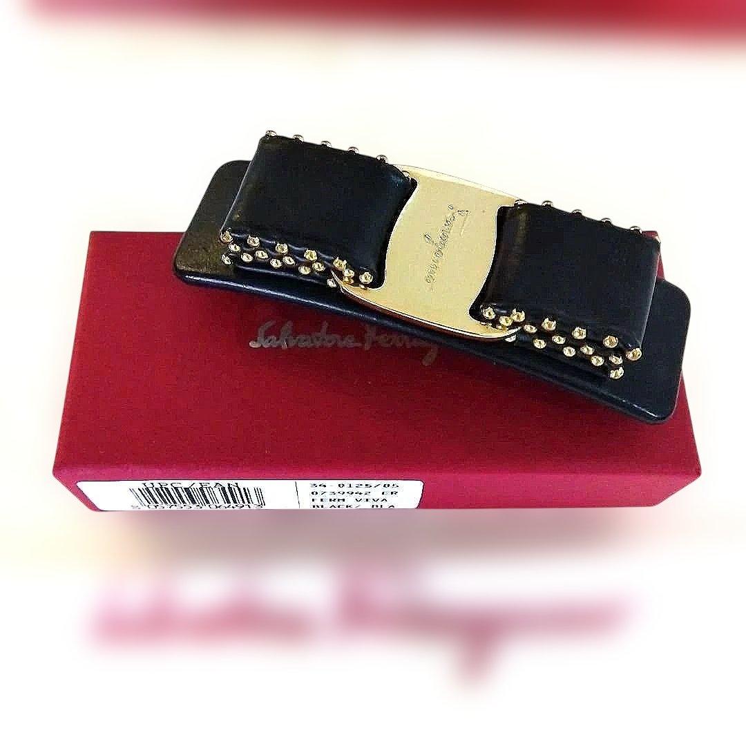 サルバトーレ・フェラガモ　 リボン型ヘアクリップ 黒金