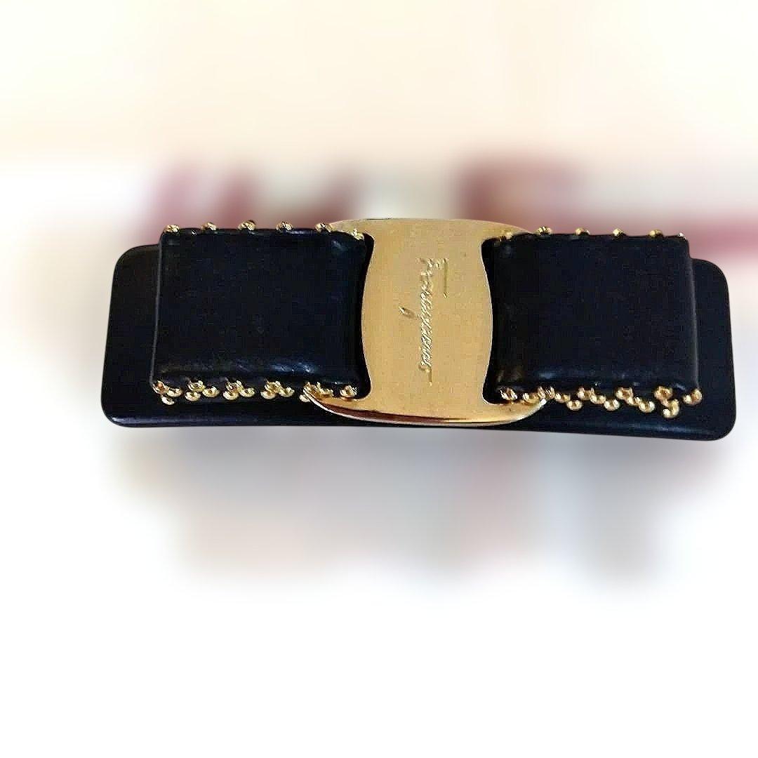 サルバトーレ・フェラガモ　 リボン型ヘアクリップ 黒金