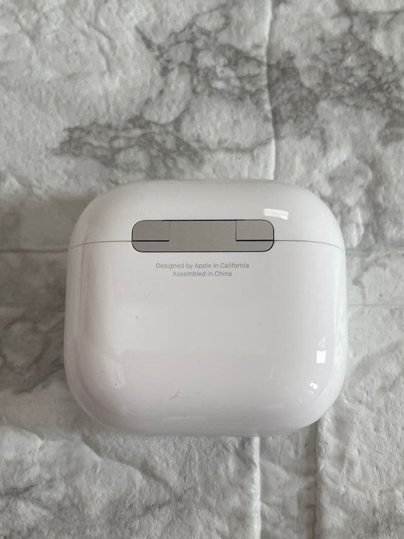 【美品】　AirPods4本体 ホワイト 充電ケース付　ワイヤレスイヤホン