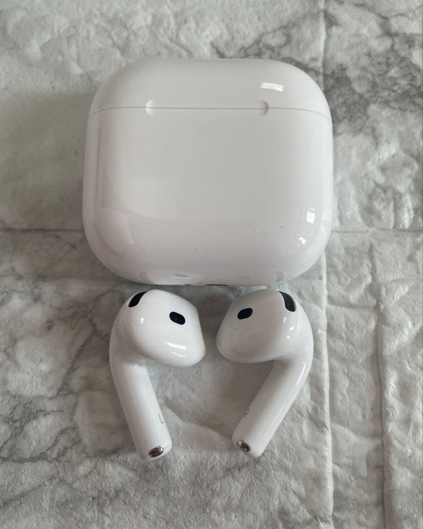 【美品】　AirPods4本体 ホワイト 充電ケース付　ワイヤレスイヤホン