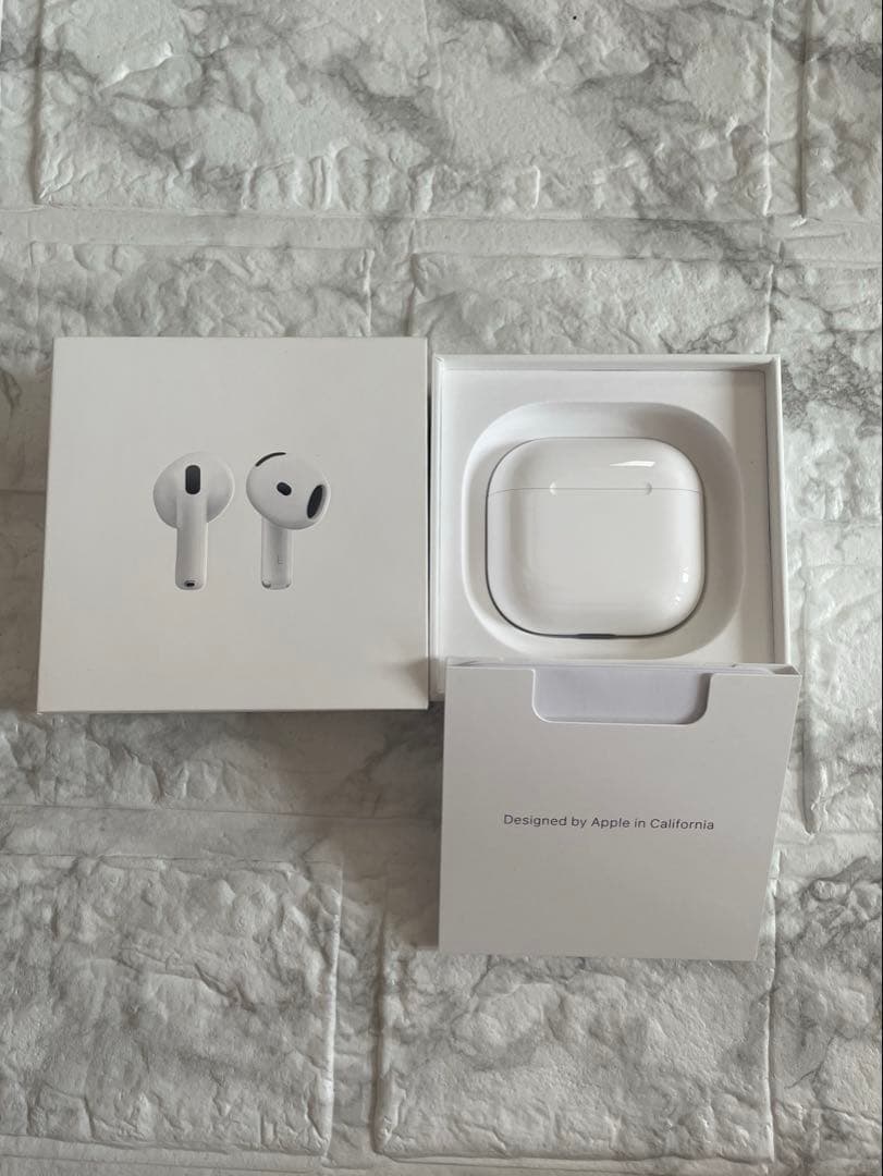 【美品】　AirPods4本体 ホワイト 充電ケース付　ワイヤレスイヤホン