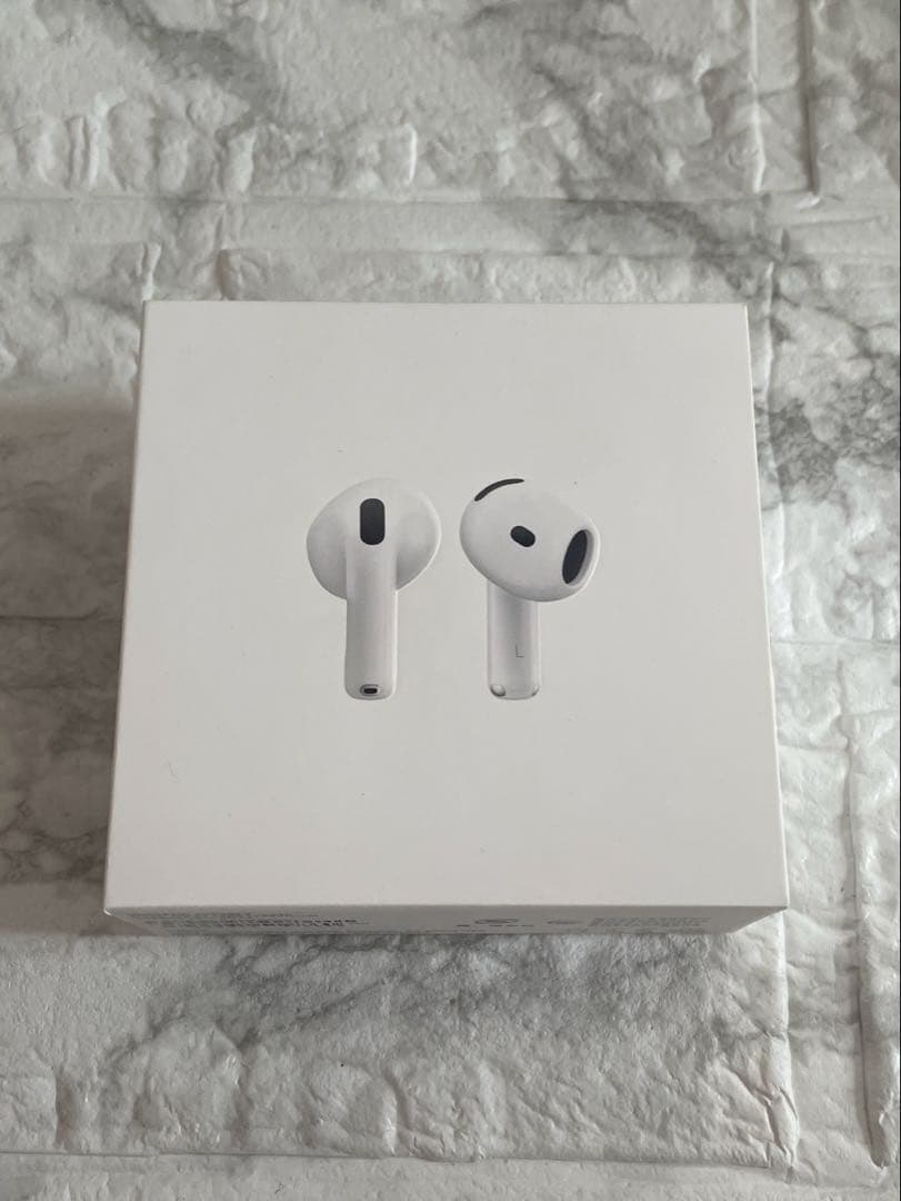 【美品】　AirPods4本体 ホワイト 充電ケース付　ワイヤレスイヤホン