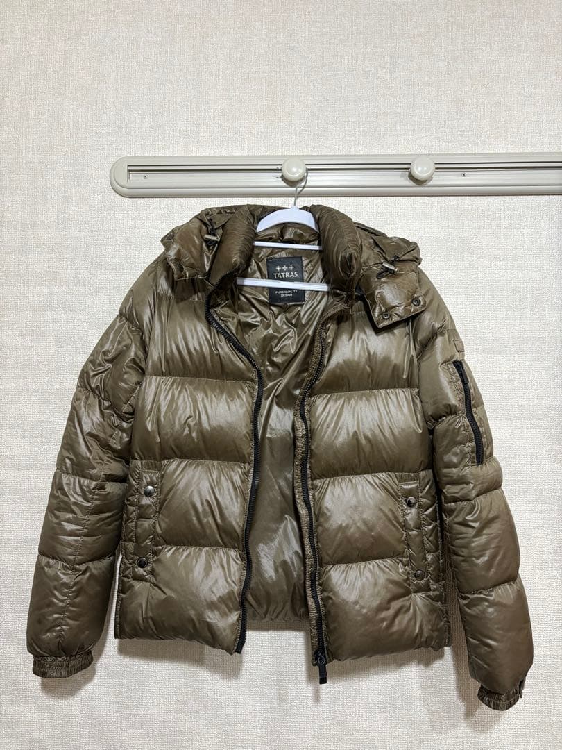 あいうえお　TATRASタトラス　オリーブ色 フード付きダウンジャケット