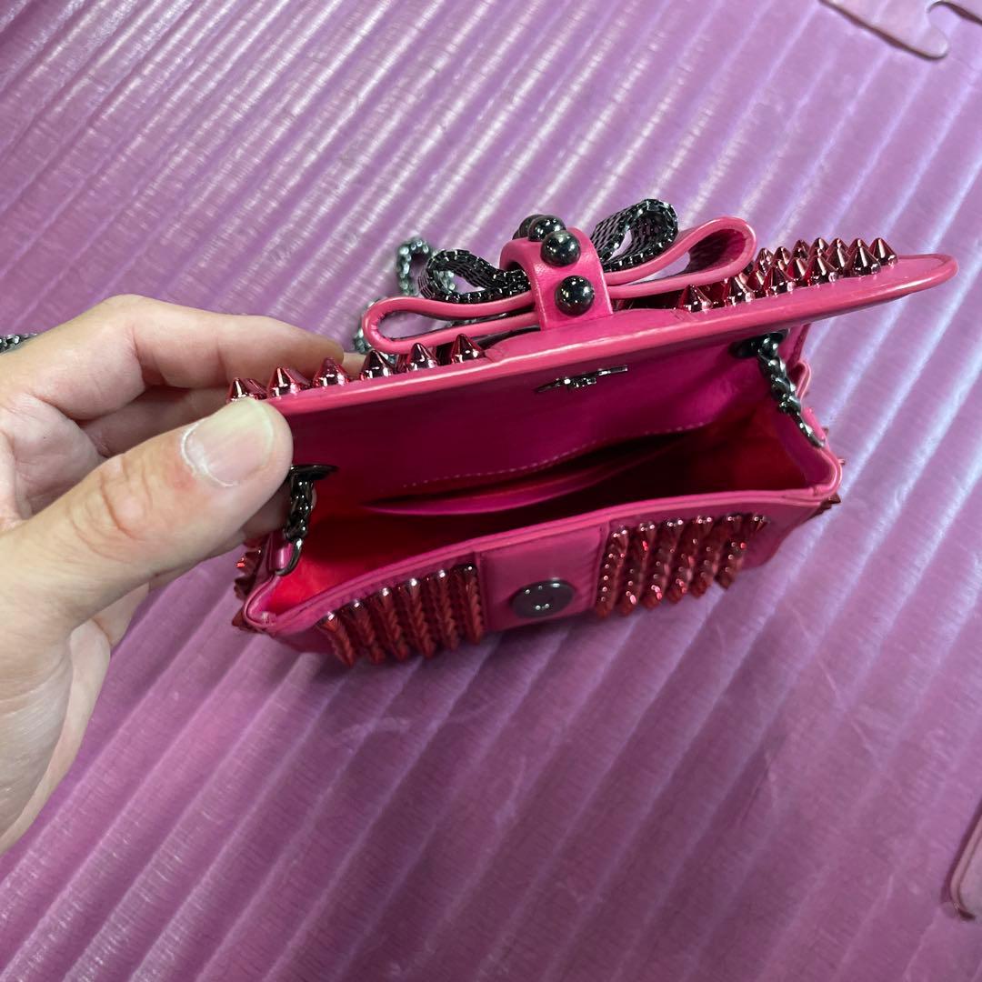 ルブタン　スタッズ付きピンクパーティーバッグ